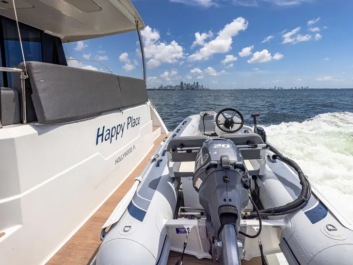 HAPPY PLACE Fountaine Pajot MY6 - Stern with Dinghy HAPPY PLACE Fountaine Pajot MY6 - Stern with Dinghy
