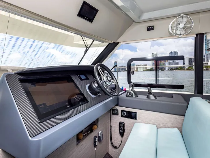 HAPPY PLACE Fountaine Pajot MY6 - Helm HAPPY PLACE Fountaine Pajot MY6 - Helm