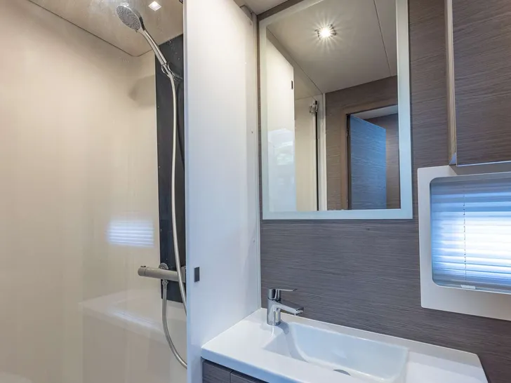 HAPPY PLACE Fountaine Pajot MY6 - Guest Cabin Bath HAPPY PLACE Fountaine Pajot MY6 - Guest Cabin Bath