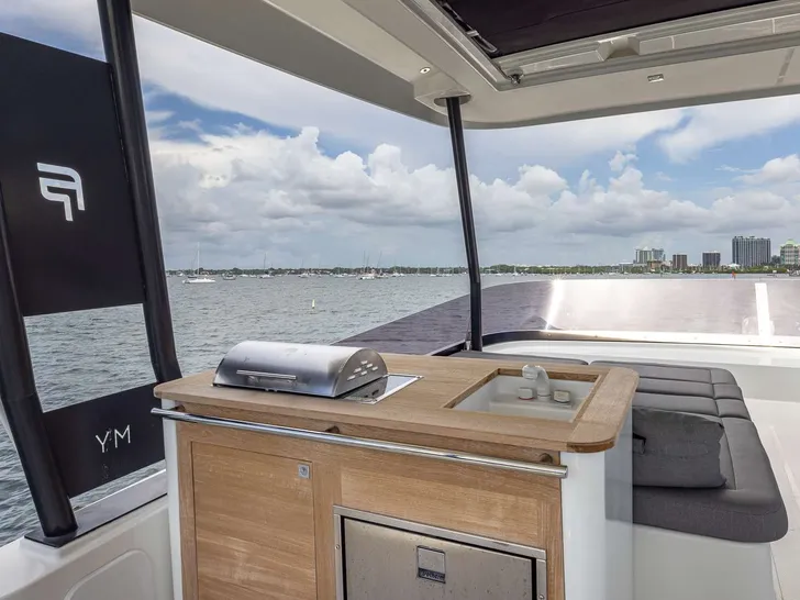 HAPPY PLACE Fountaine Pajot MY6 - Grill HAPPY PLACE Fountaine Pajot MY6 - Grill