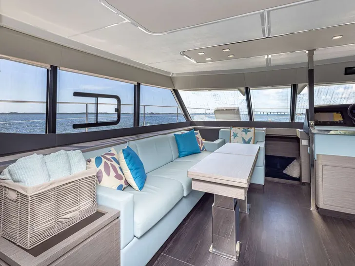 HAPPY PLACE Fountaine Pajot MY6 - Salon Dining HAPPY PLACE Fountaine Pajot MY6 - Salon Dining