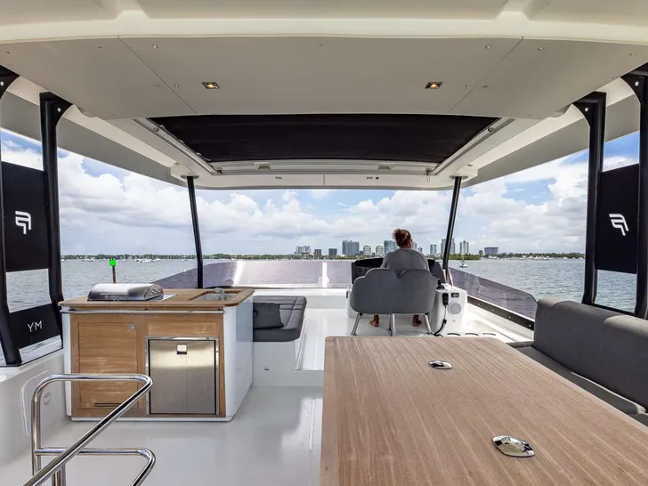 HAPPY PLACE Fountaine Pajot MY6 - Flybridge HAPPY PLACE Fountaine Pajot MY6 - Flybridge