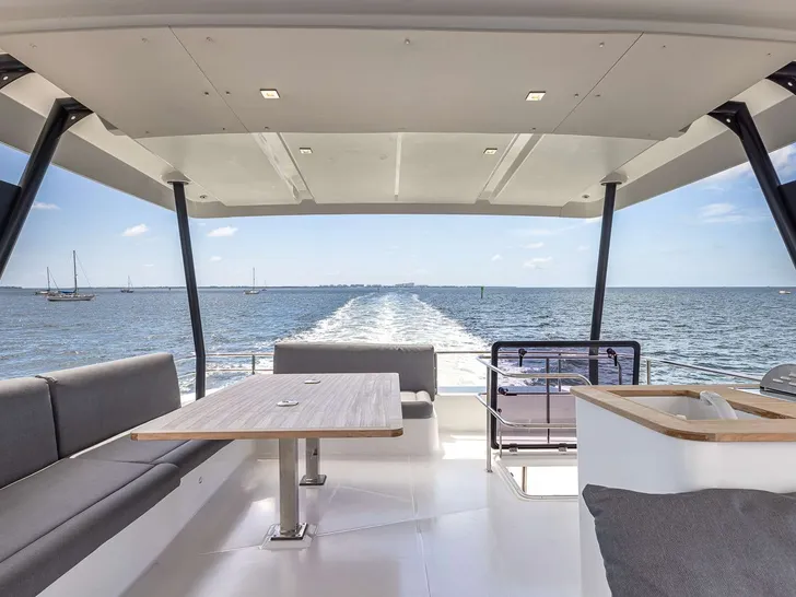 HAPPY PLACE Fountaine Pajot MY6 - Flybridge Seating HAPPY PLACE Fountaine Pajot MY6 - Flybridge Seating