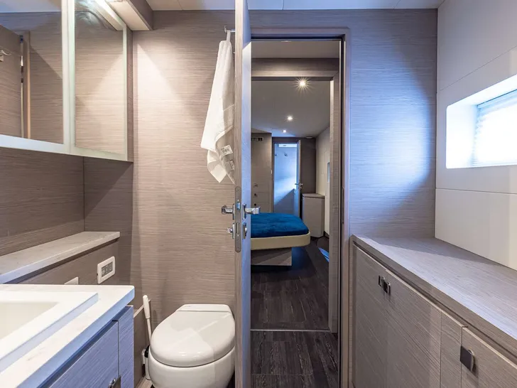 HAPPY PLACE Fountaine Pajot MY6 - Primary Cabin Bathroom HAPPY PLACE Fountaine Pajot MY6 - Primary Cabin Bathroom