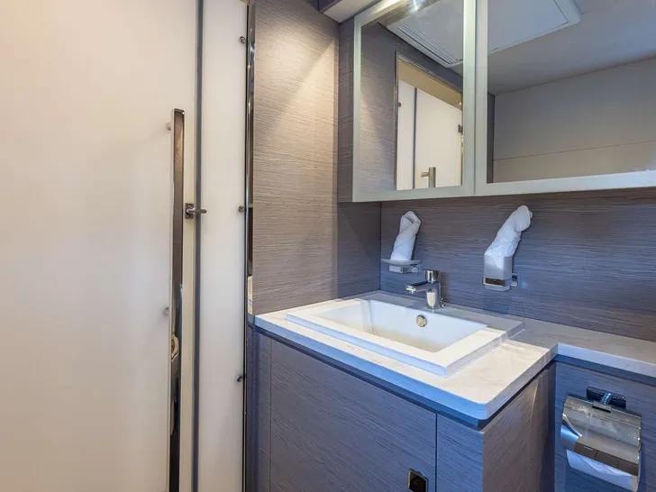 HAPPY PLACE Fountaine Pajot MY6 - Guest Cabin 2 Bathroom HAPPY PLACE Fountaine Pajot MY6 - Guest Cabin 2 Bathroom