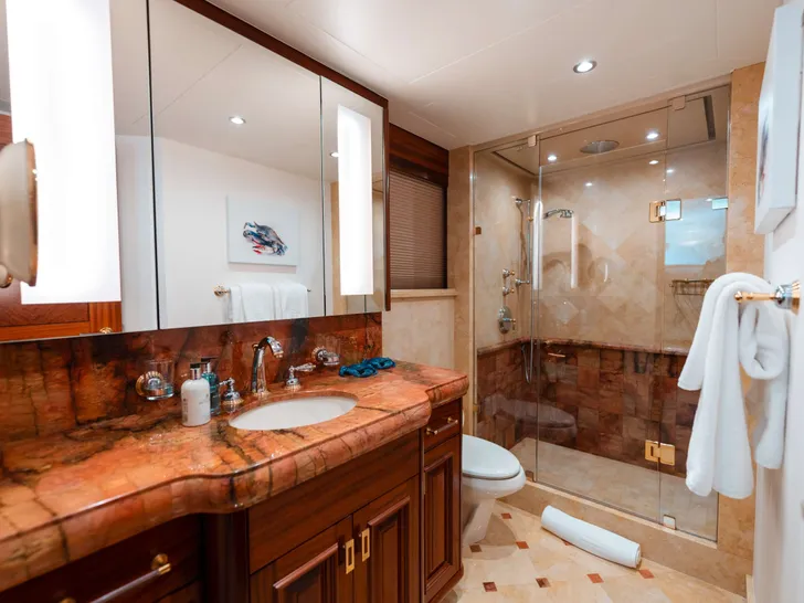 BLUE TIME Westport 130 - twin cabin bathroom BLUE TIME Westport 130 - twin cabin bathroom