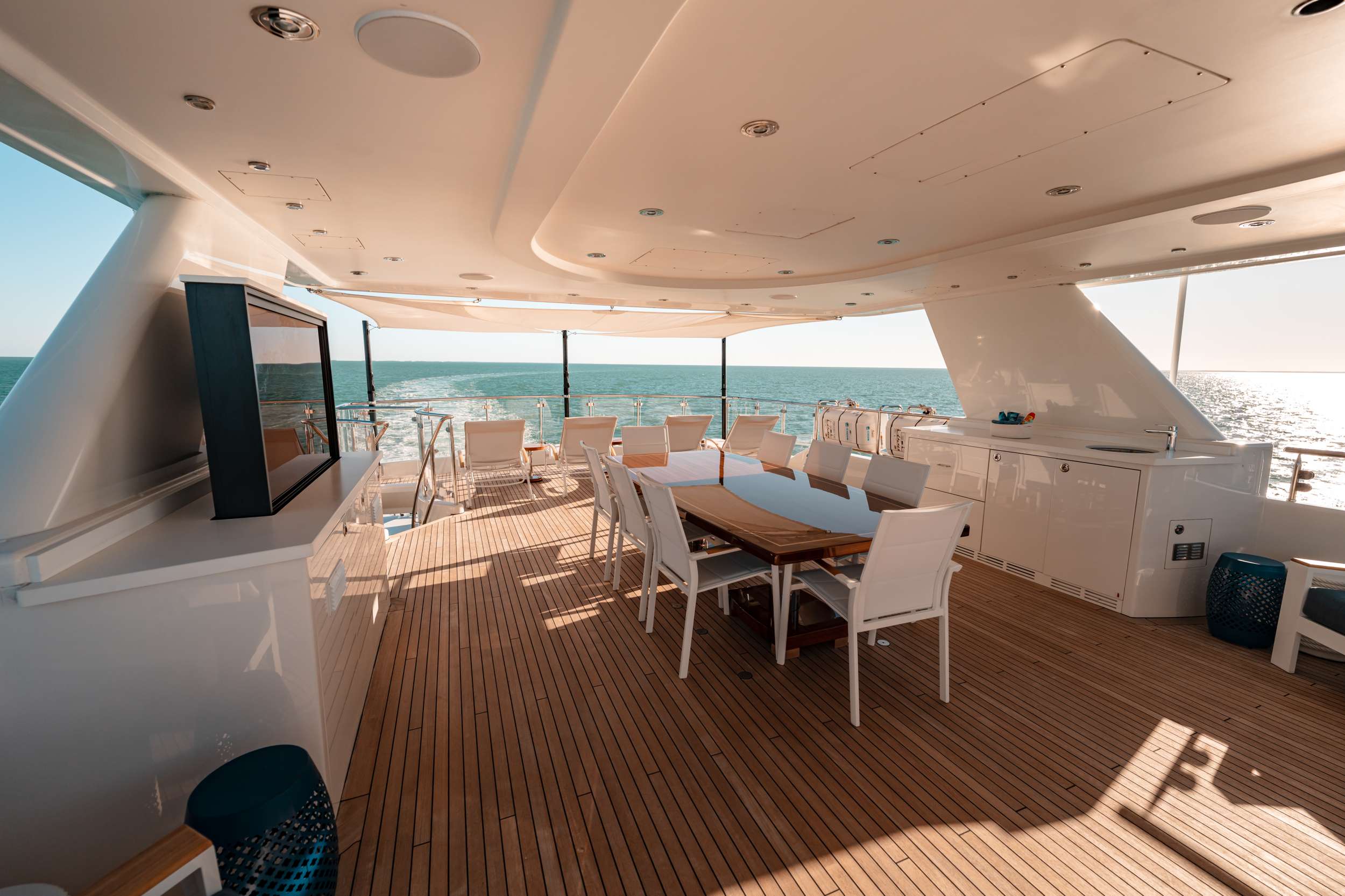 BLUE TIME Westport 130 - sundeck