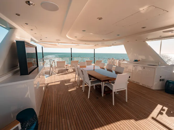 BLUE TIME Westport 130 - sundeck BLUE TIME Westport 130 - sundeck