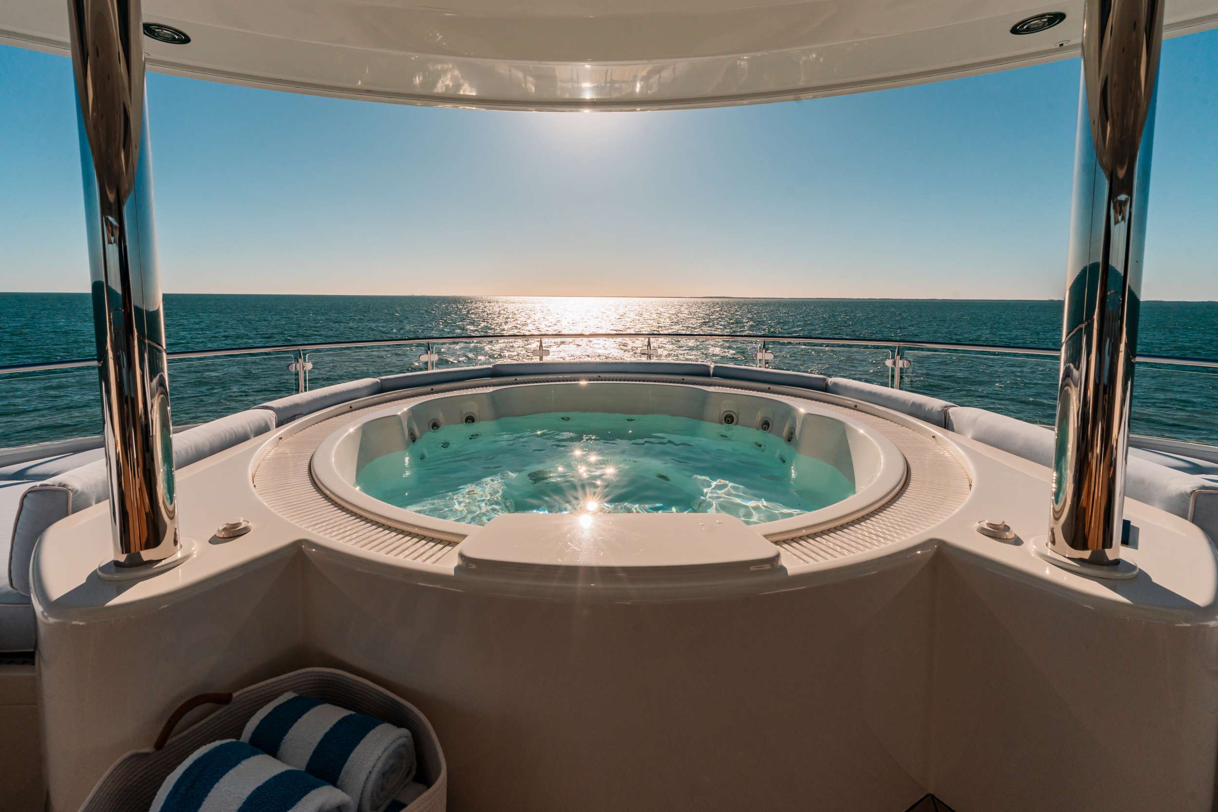 BLUE TIME Westport 130 - sundeck jacuzzi