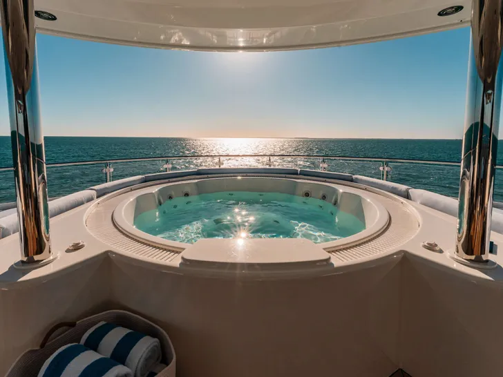 BLUE TIME Westport 130 - sundeck jacuzzi BLUE TIME Westport 130 - sundeck jacuzzi