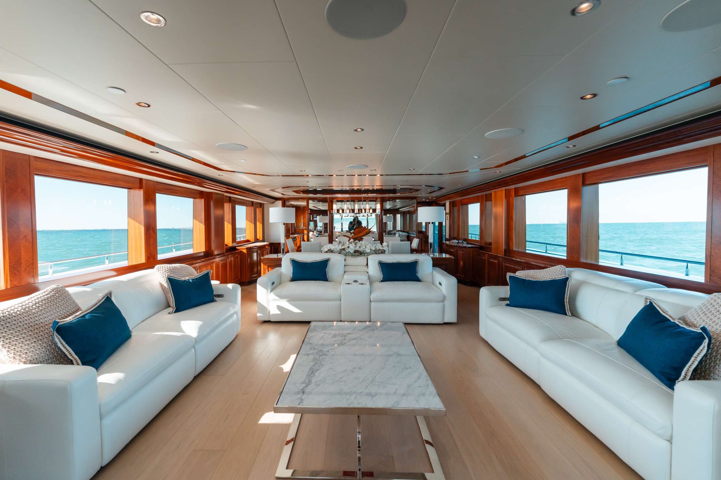 BLUE TIME Westport 130 - main saloon