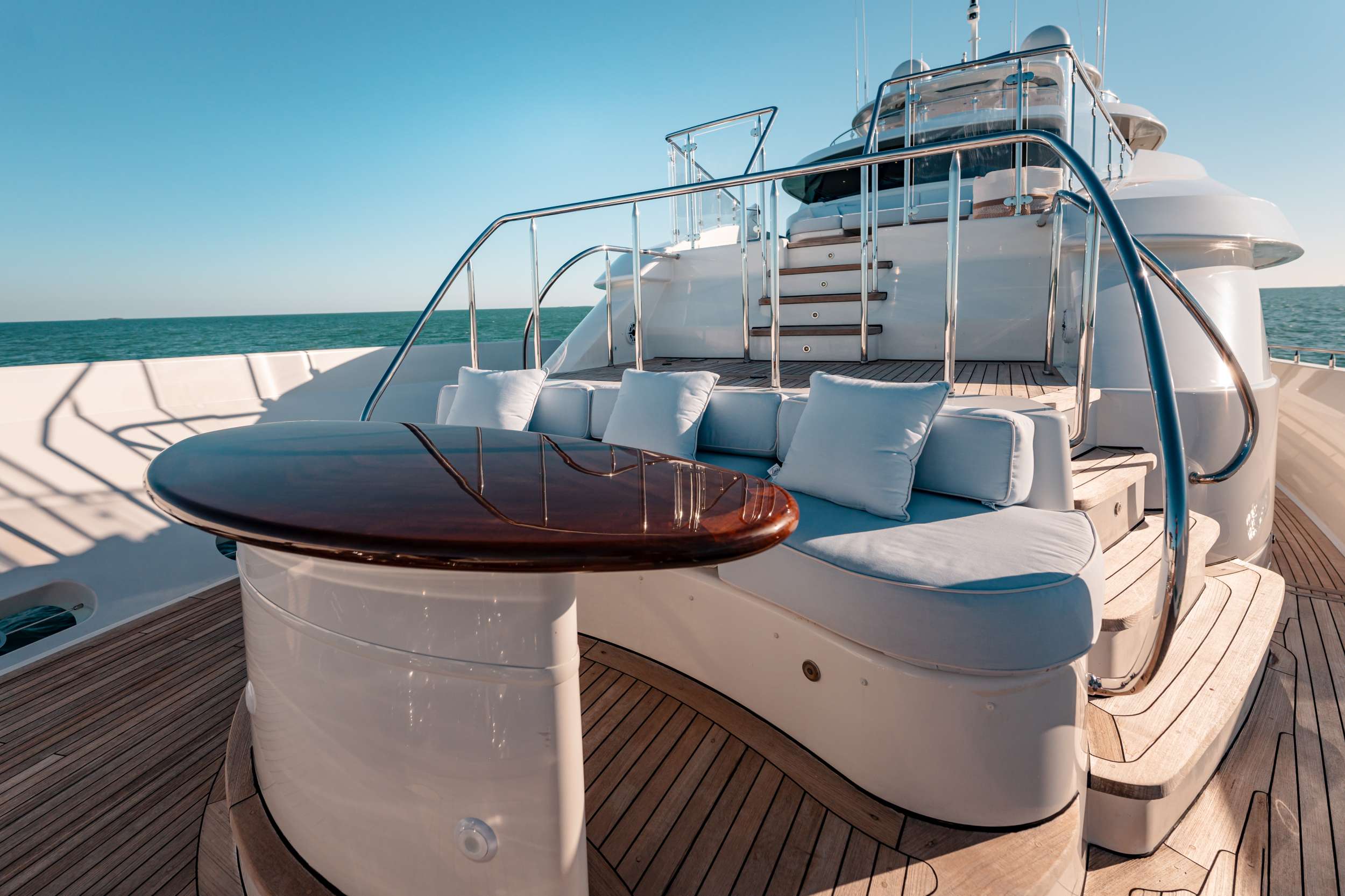 BLUE TIME Westport 130 - foredeck lounge