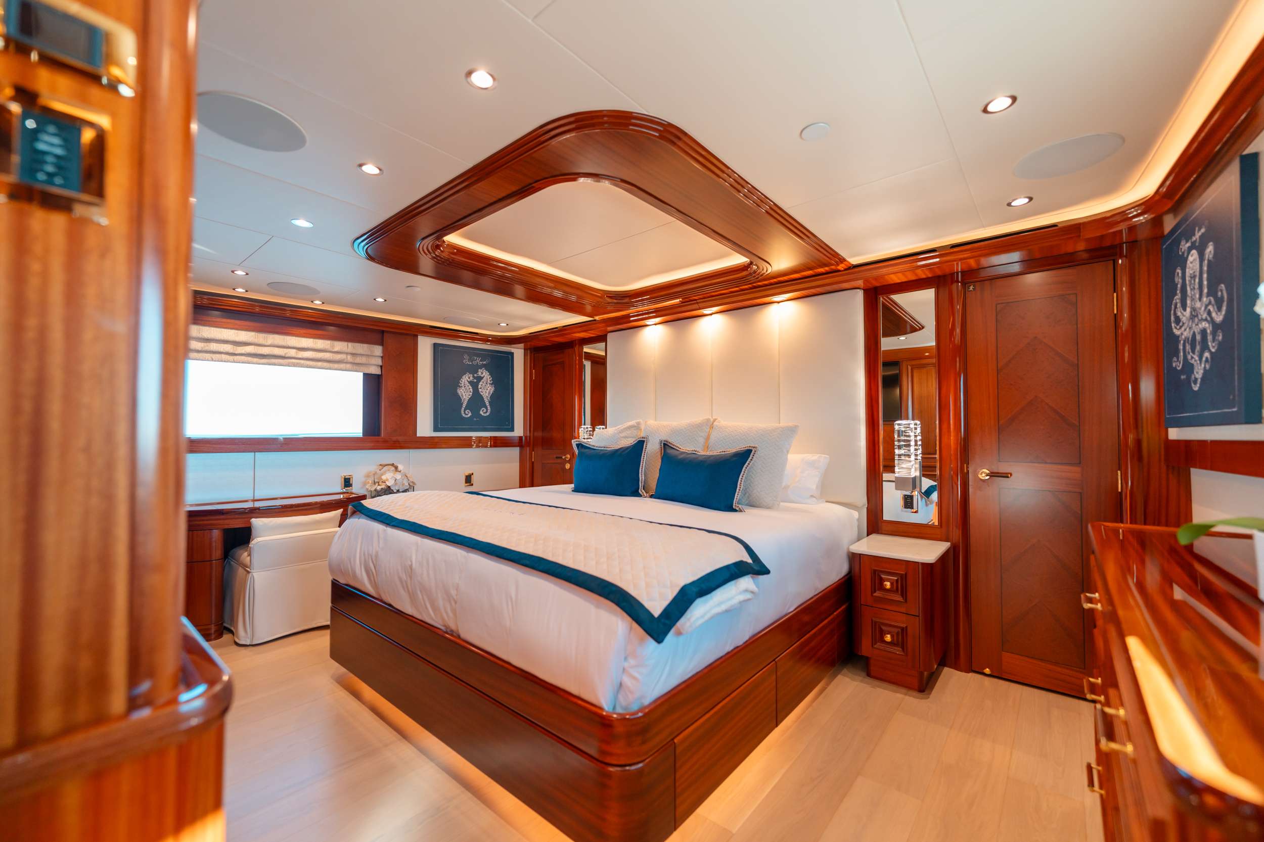 BLUE TIME Westport 130 - master cabin