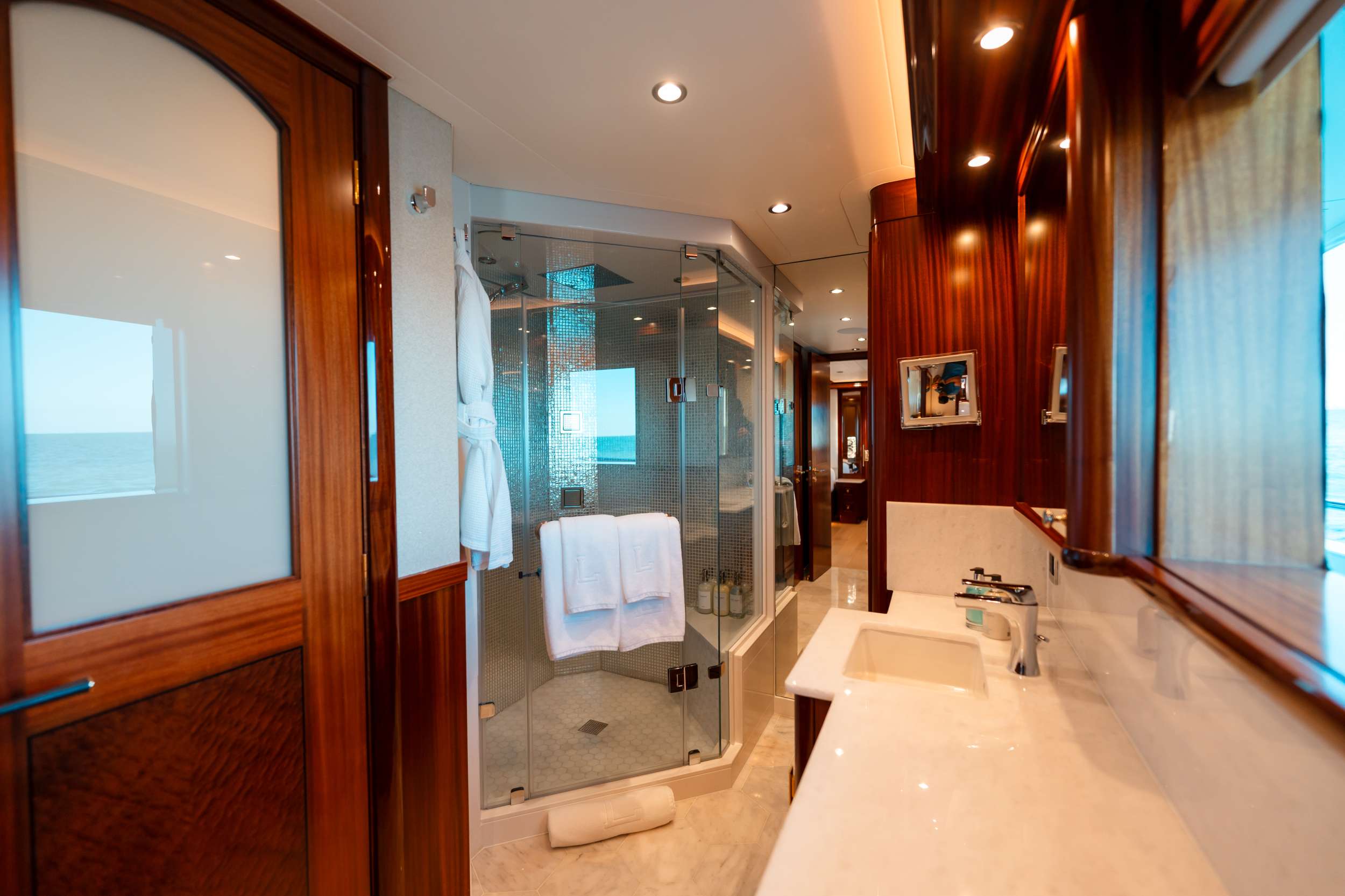 BLUE TIME Westport 130 - master cabin bathroom