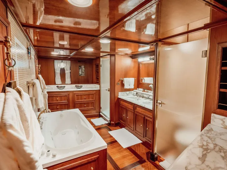 SEAGULL II Uljanik 50m - master cabin bathroom SEAGULL II Uljanik 50m - master cabin bathroom