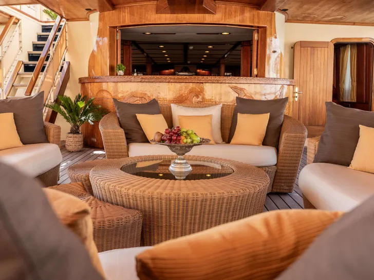 SEAGULL II Uljanik 50m - alfresco bar and lounge SEAGULL II Uljanik 50m - alfresco bar and lounge