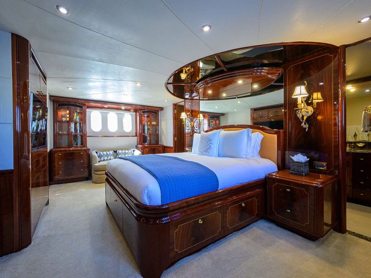 LADY KRISTINA Lazzara 112 - master cabin LADY KRISTINA Lazzara 112 - master cabin