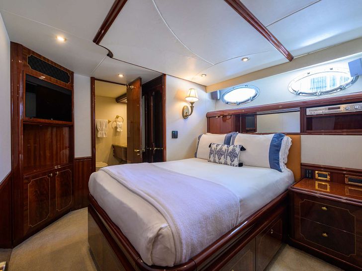 LADY KRISTINA Lazzara 112 - VIP cabin LADY KRISTINA Lazzara 112 - VIP cabin