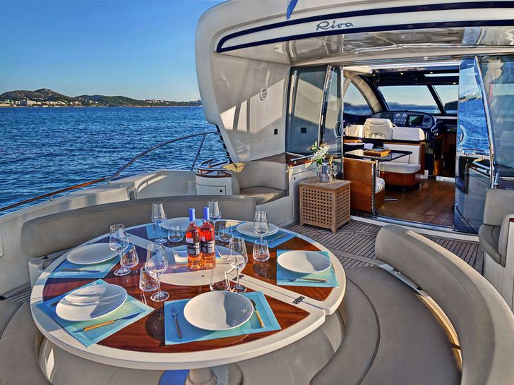 SEA U Riva Splendida 72 - alfresco dining set up SEA U Riva Splendida 72 - alfresco dining set up