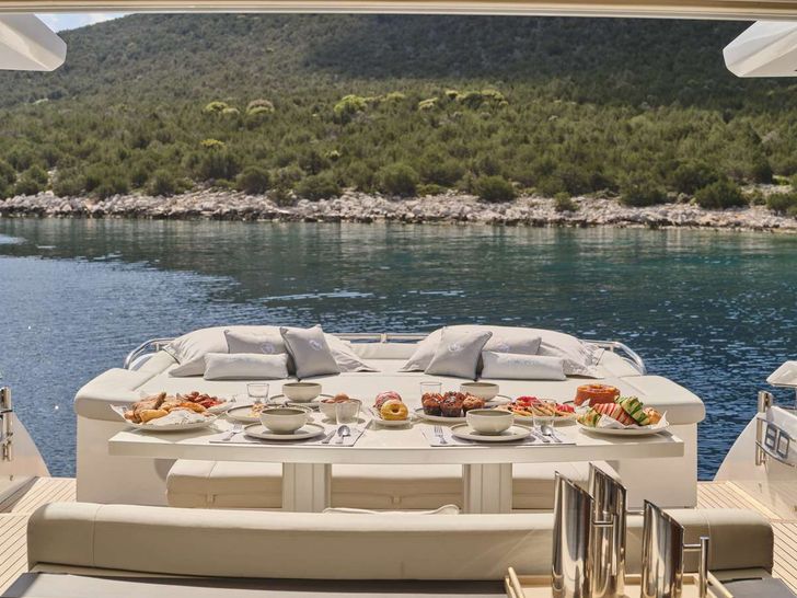 FOR EVER Pershing 80 - aft alfresco dining set up FOR EVER Pershing 80 - aft alfresco dining set up