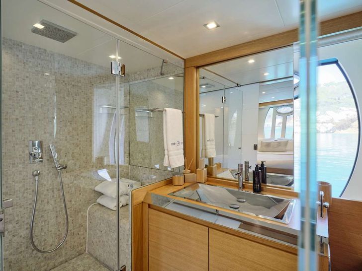 FOR EVER Pershing 80 - master cabin bathroom FOR EVER Pershing 80 - master cabin bathroom