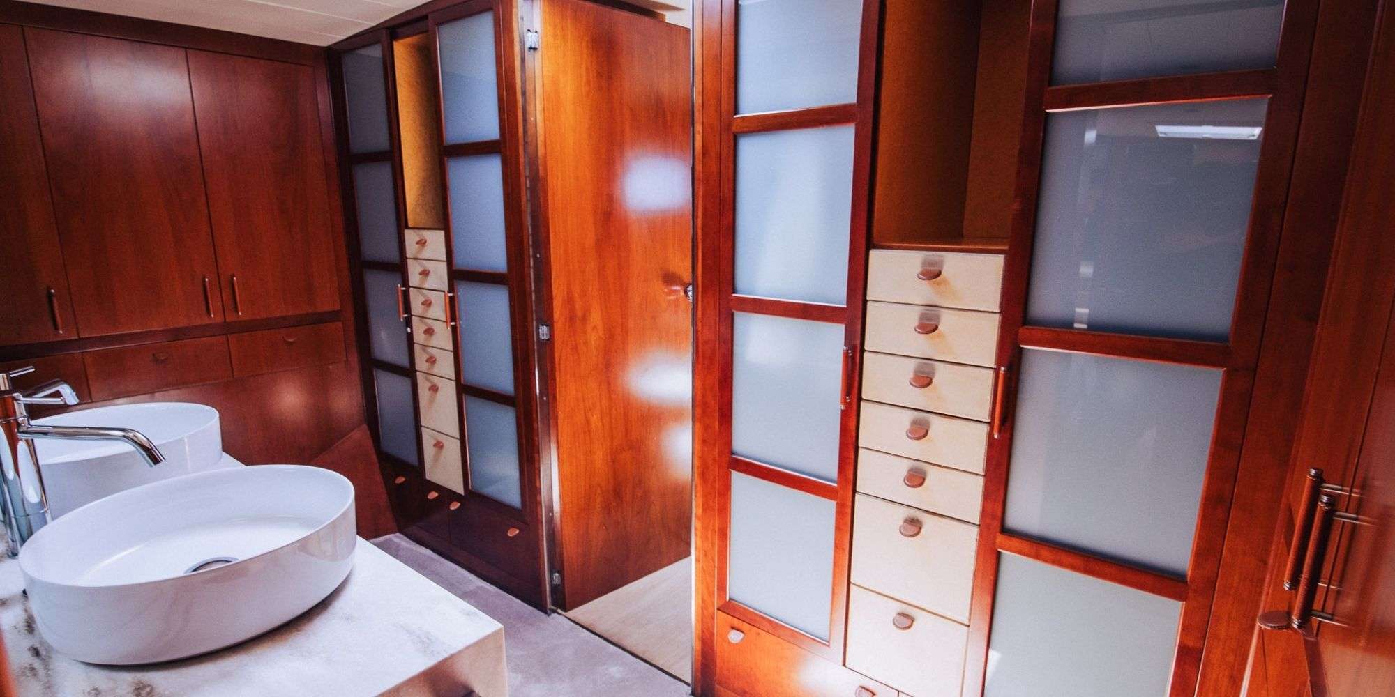 FREE AT LAST Marina 94 - twin cabin bathroom