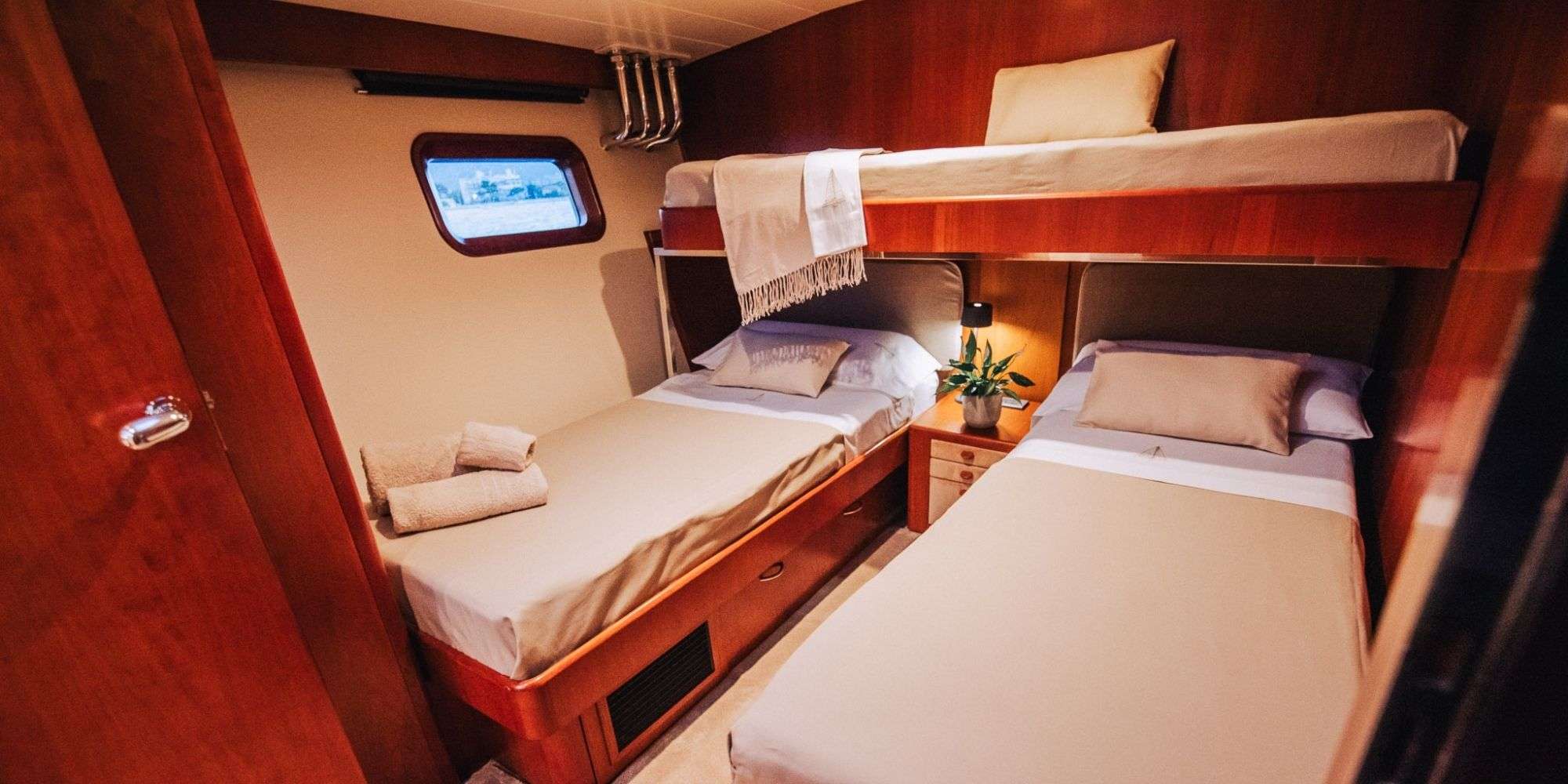 FREE AT LAST Marina 94 - twin cabin with a Pullman