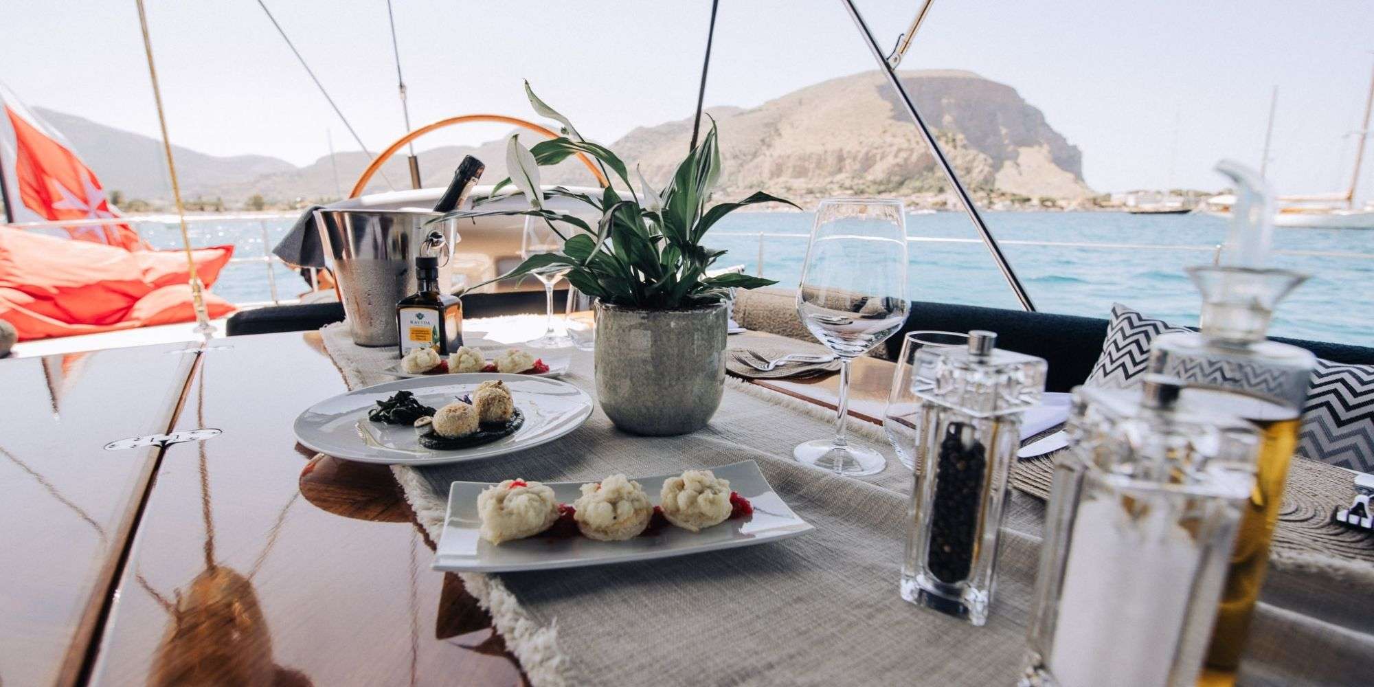 FREE AT LAST Marina 94 - alfresco dining set up