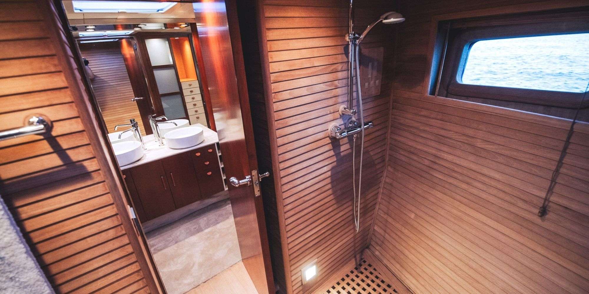 FREE AT LAST Marina 94 - VIP cabin bathroom