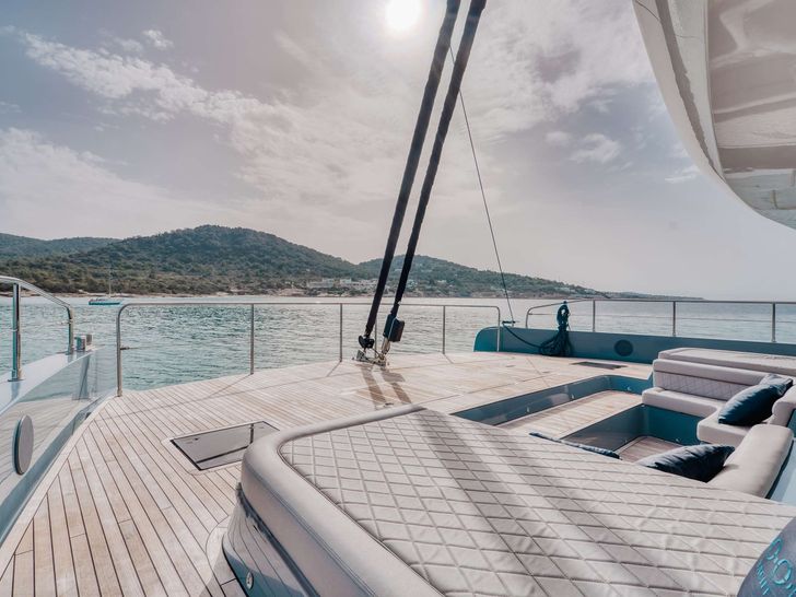 SEABARIT LX Moon Yacht 60 - foredeck sunbathing area SEABARIT LX Moon Yacht 60 - foredeck sunbathing area