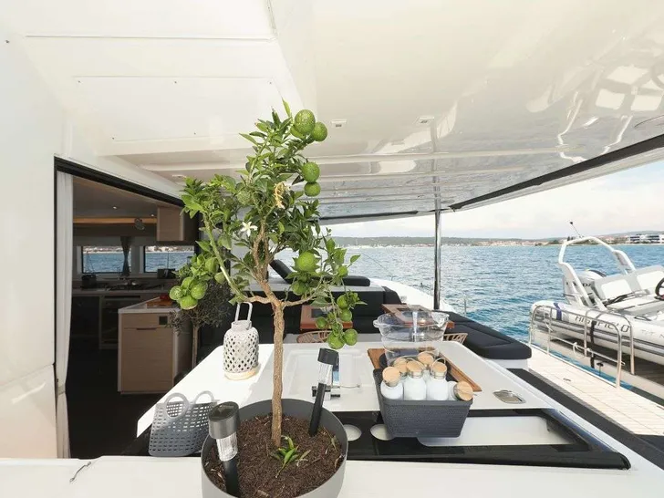 NOMAD Lagoon 55 - aft deck NOMAD Lagoon 55 - aft deck