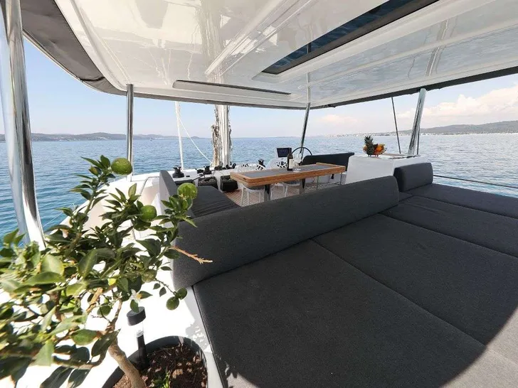 NOMAD Lagoon 55 - flybridge sun beds NOMAD Lagoon 55 - flybridge sun beds