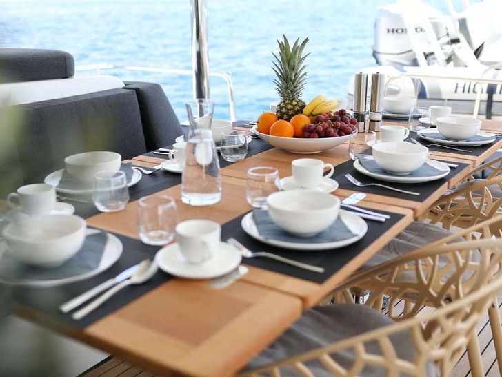 NOMAD Lagoon 55 - alfresco dining set up NOMAD Lagoon 55 - alfresco dining set up