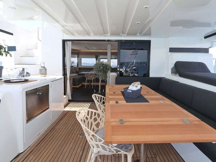 NOMAD Lagoon 55 - aft deck dining table NOMAD Lagoon 55 - aft deck dining table