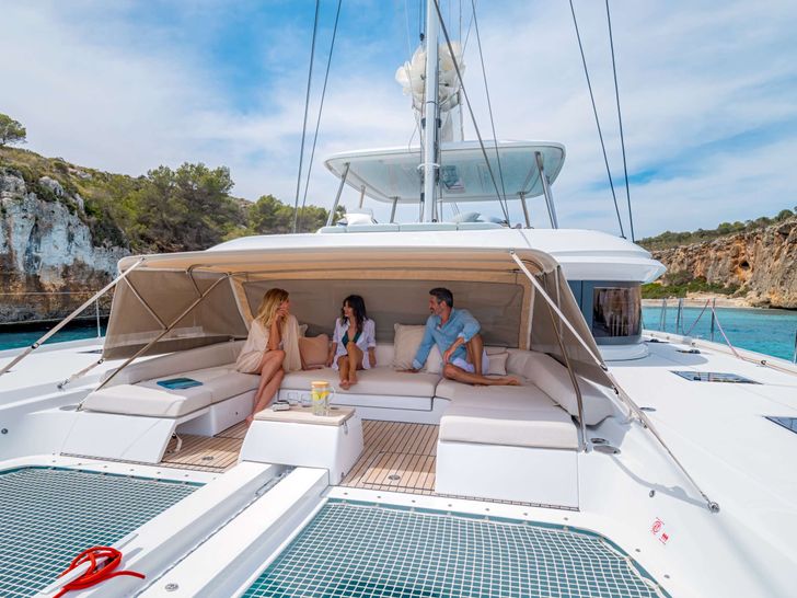 DREAM Lagoon 55 - foredeck lounge covered DREAM Lagoon 55 - foredeck lounge covered