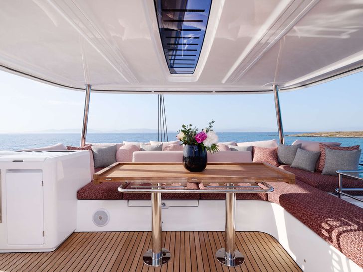 DREAM Lagoon 55 - Flybridge Seating DREAM Lagoon 55 - Flybridge Seating