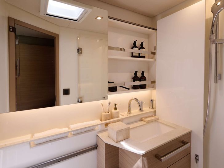 DREAM Lagoon 55 - Guest Cabin Head DREAM Lagoon 55 - Guest Cabin Head