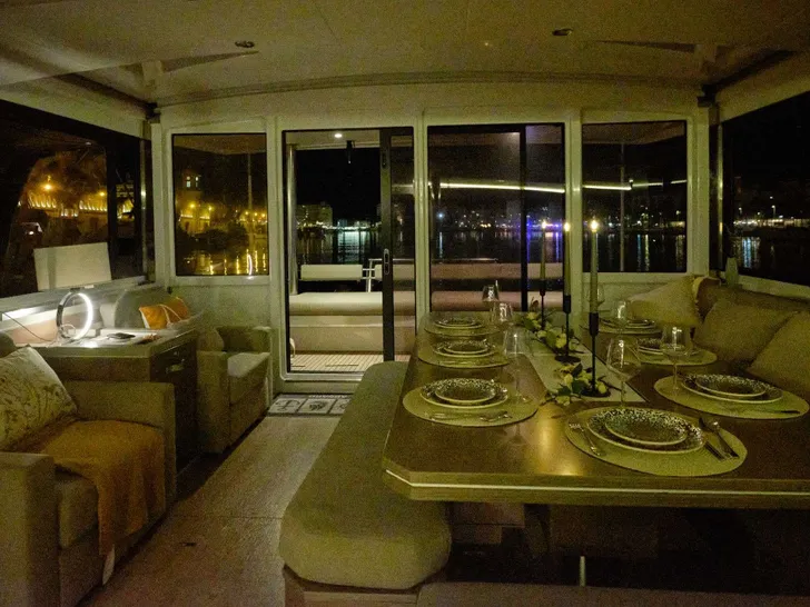 BLUE LAGOON Bali 5.4 - saloon and dining area BLUE LAGOON Bali 5.4 - saloon and dining area