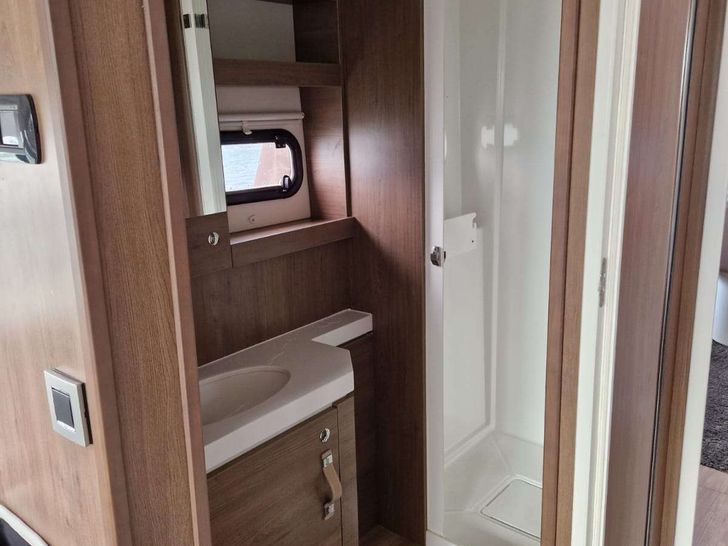 BLUE LAGOON Bali 5.4 - master cabin bathroom BLUE LAGOON Bali 5.4 - master cabin bathroom