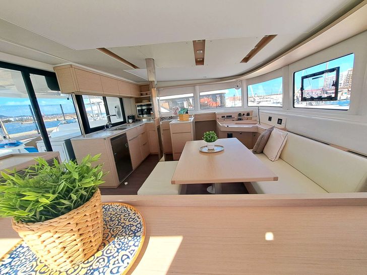 ELLA Lagoon 46 - saloon ELLA Lagoon 46 - saloon