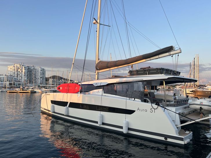 LE GRAND BOGAVANT Fountaine Pajot Aura 51 - side profile docked LE GRAND BOGAVANT Fountaine Pajot Aura 51 - side profile docked