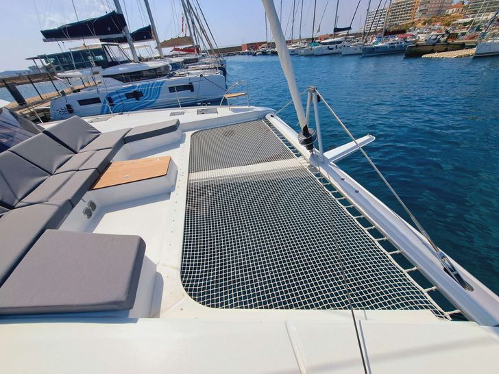 LE GRAND BOGAVANT Fountaine Pajot Aura 51 - foredeck sun loungers and net trampolines LE GRAND BOGAVANT Fountaine Pajot Aura 51 - foredeck sun loungers and net trampolines