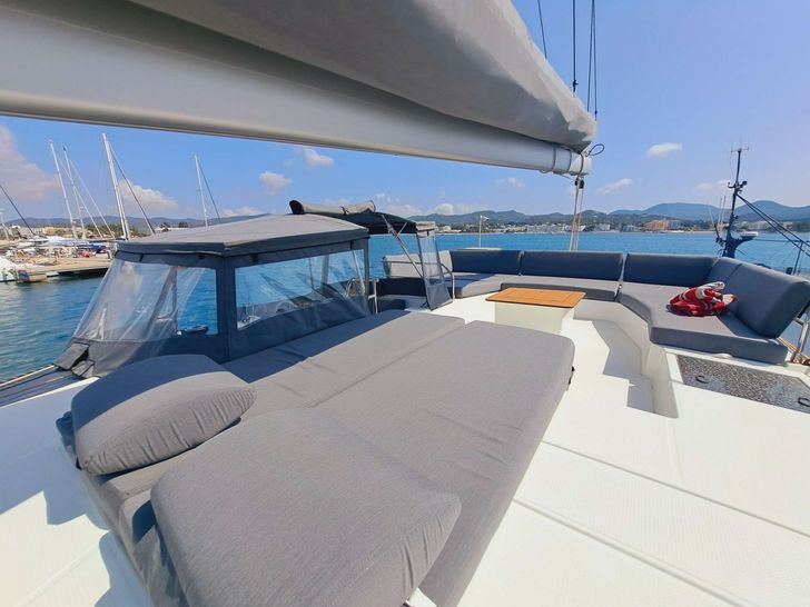 LE GRAND BOGAVANT Fountaine Pajot Aura 51 - flybridge sun bed LE GRAND BOGAVANT Fountaine Pajot Aura 51 - flybridge sun bed