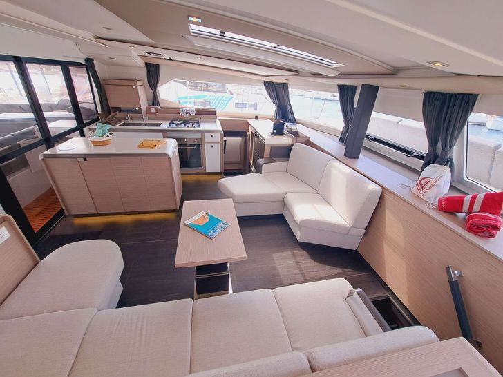 LE GRAND BOGAVANT Fountaine Pajot Aura 51 - saloon seating LE GRAND BOGAVANT Fountaine Pajot Aura 51 - saloon seating