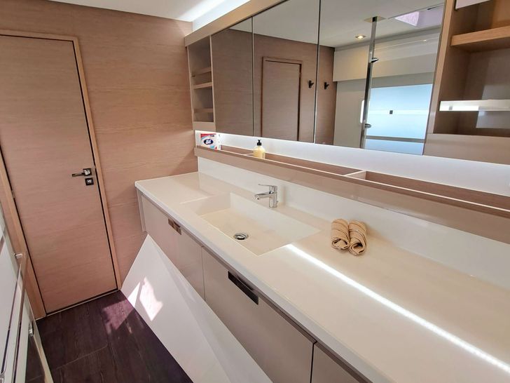 LE GRAND BOGAVANT Fountaine Pajot Aura 51 - master cabin bathroom LE GRAND BOGAVANT Fountaine Pajot Aura 51 - master cabin bathroom