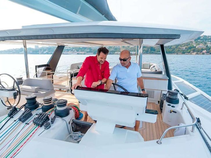 SOL MADININA Fountaine Pajot Thira 80 - flybridge helm SOL MADININA Fountaine Pajot Thira 80 - flybridge helm