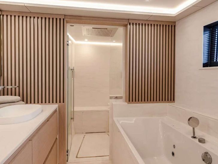 SOL MADININA Fountaine Pajot Thira 80 - master cabin bathroom SOL MADININA Fountaine Pajot Thira 80 - master cabin bathroom