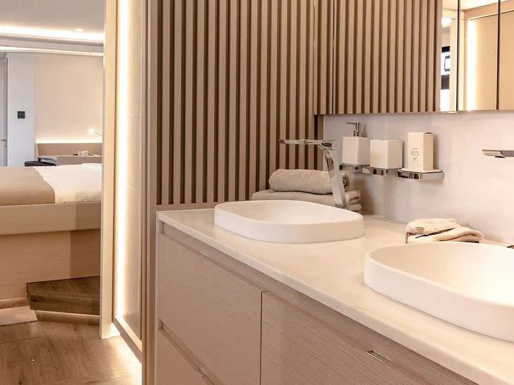 SOL MADININA Fountaine Pajot Thira 80 - VIP cabin bathroom SOL MADININA Fountaine Pajot Thira 80 - VIP cabin bathroom