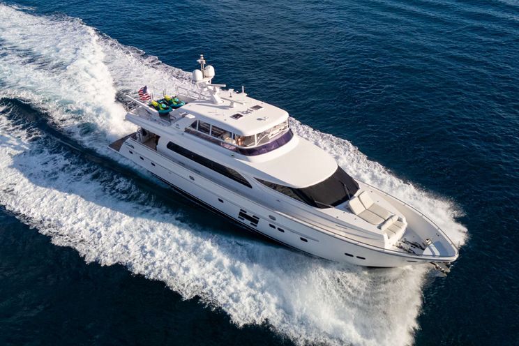 Charter Yacht PILOT LOUNGE - Horizon E84 - 4 Cabins - Nassau - Exumas - Bahamas