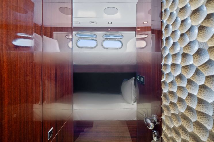 Charter Yacht PILOT LOUNGE - Horizon E84 - 4 Cabins - Nassau - Exumas - Bahamas